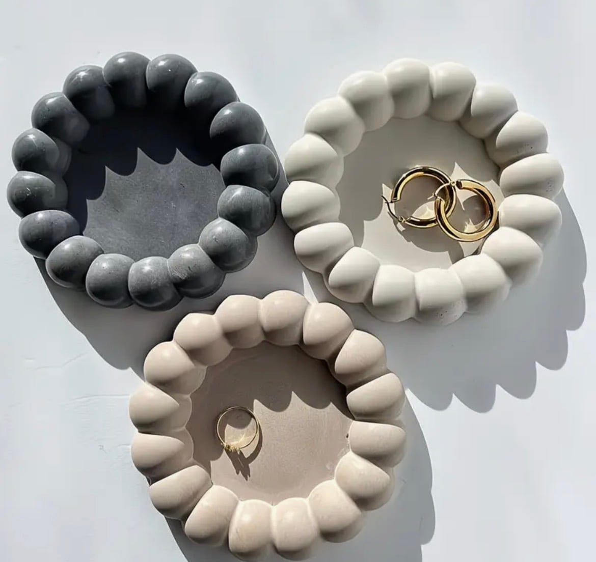 Round eco resin dish with a chunky bubble-beaded rim, in three tones
